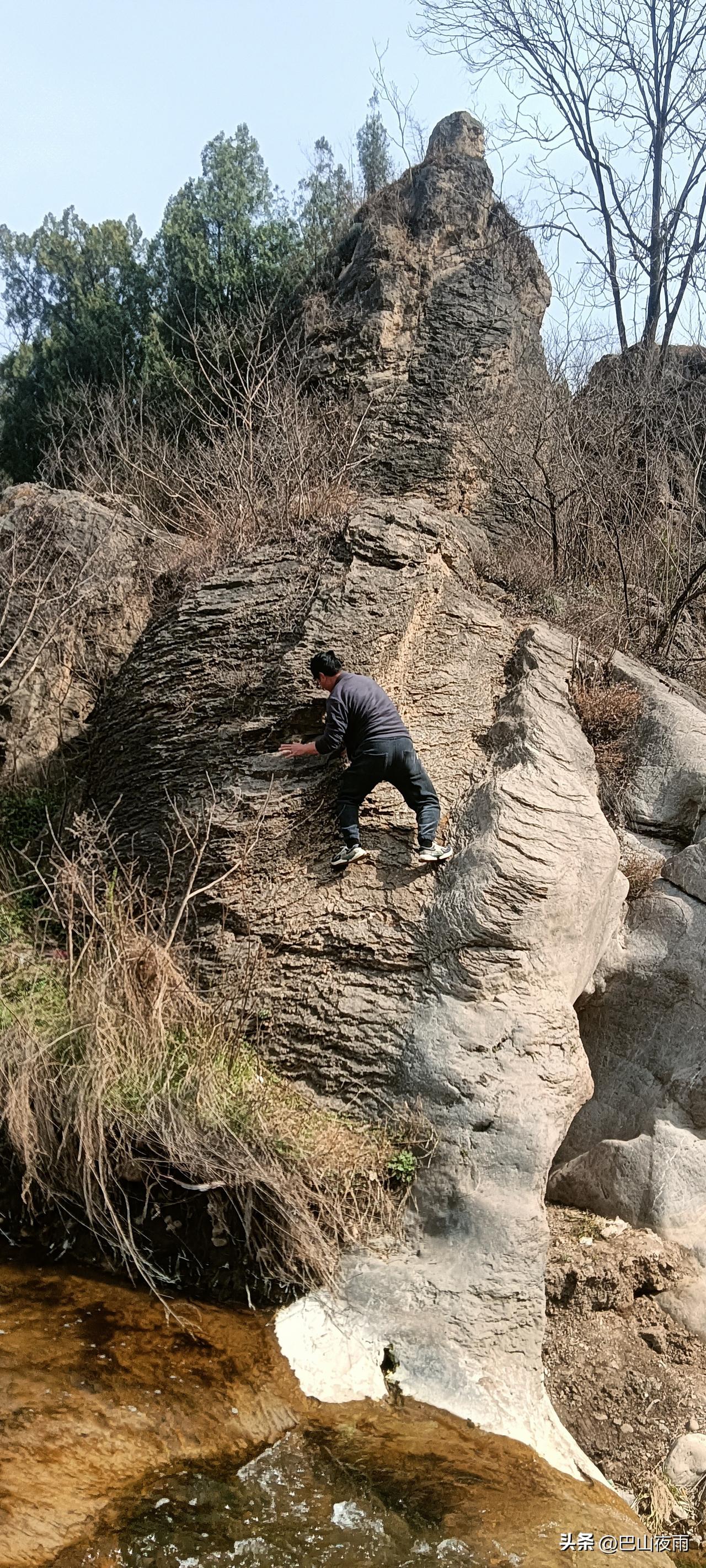 这才是真正的“野攀”！
 
今天在山里偶遇一位大哥，没装备没保护，就这么徒手往岩