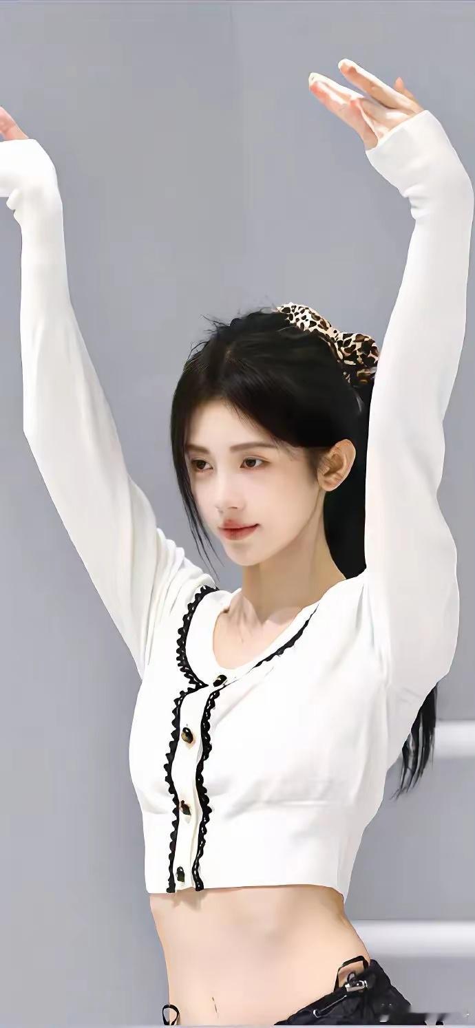 鞠婧祎又美出圈，这颜值谁能扛得住！ 