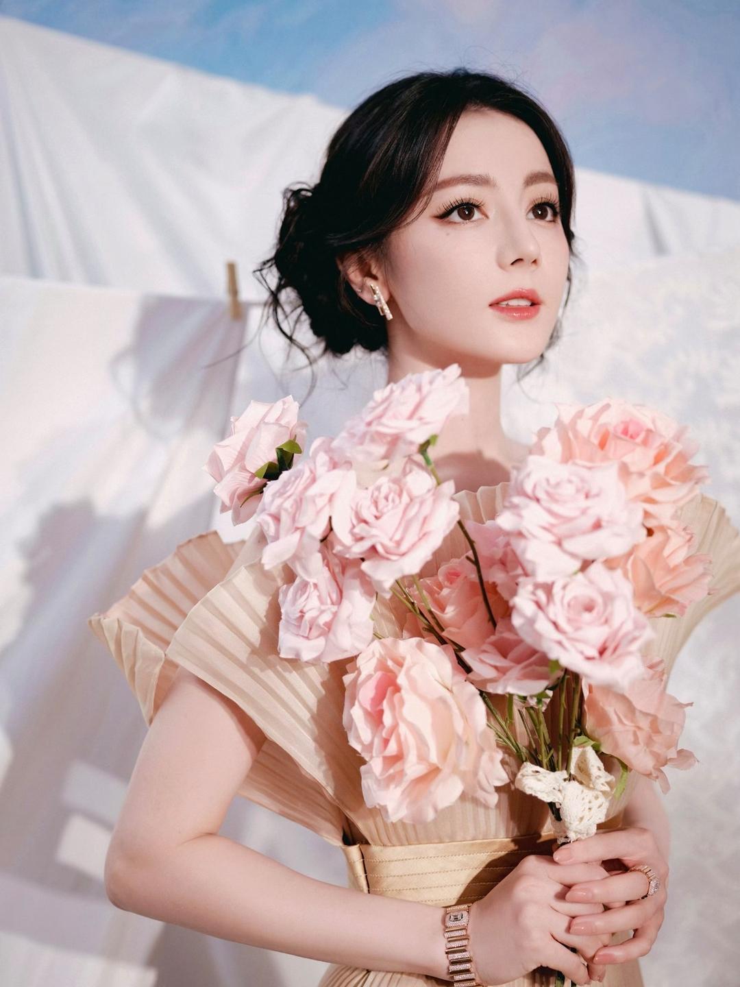 迪丽热巴天生自带吸粉体质，一路走来，机遇与实力始终相互成就。早年，她凭借《克拉恋