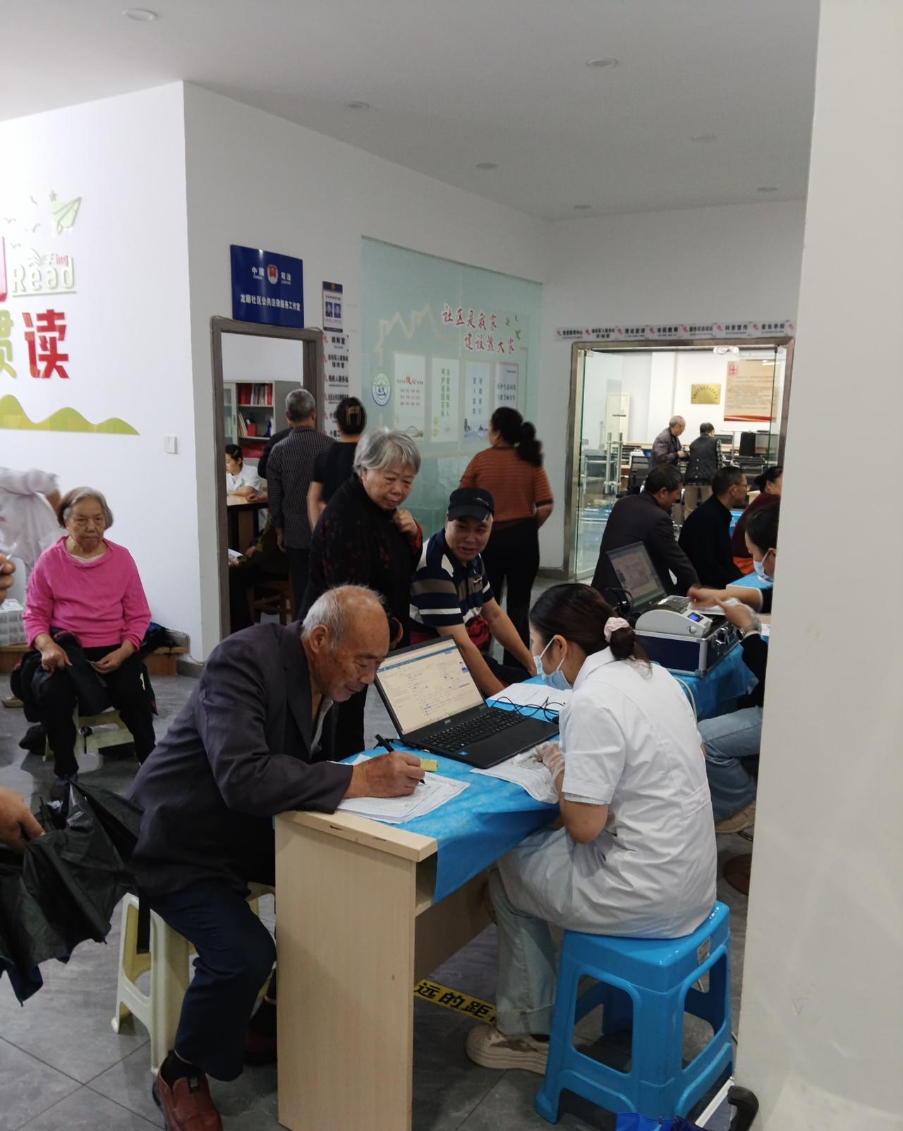 人生无悔入华夏，政府免费体检还发放福利
昨天和今天上午我们社区体检、同时开展“便