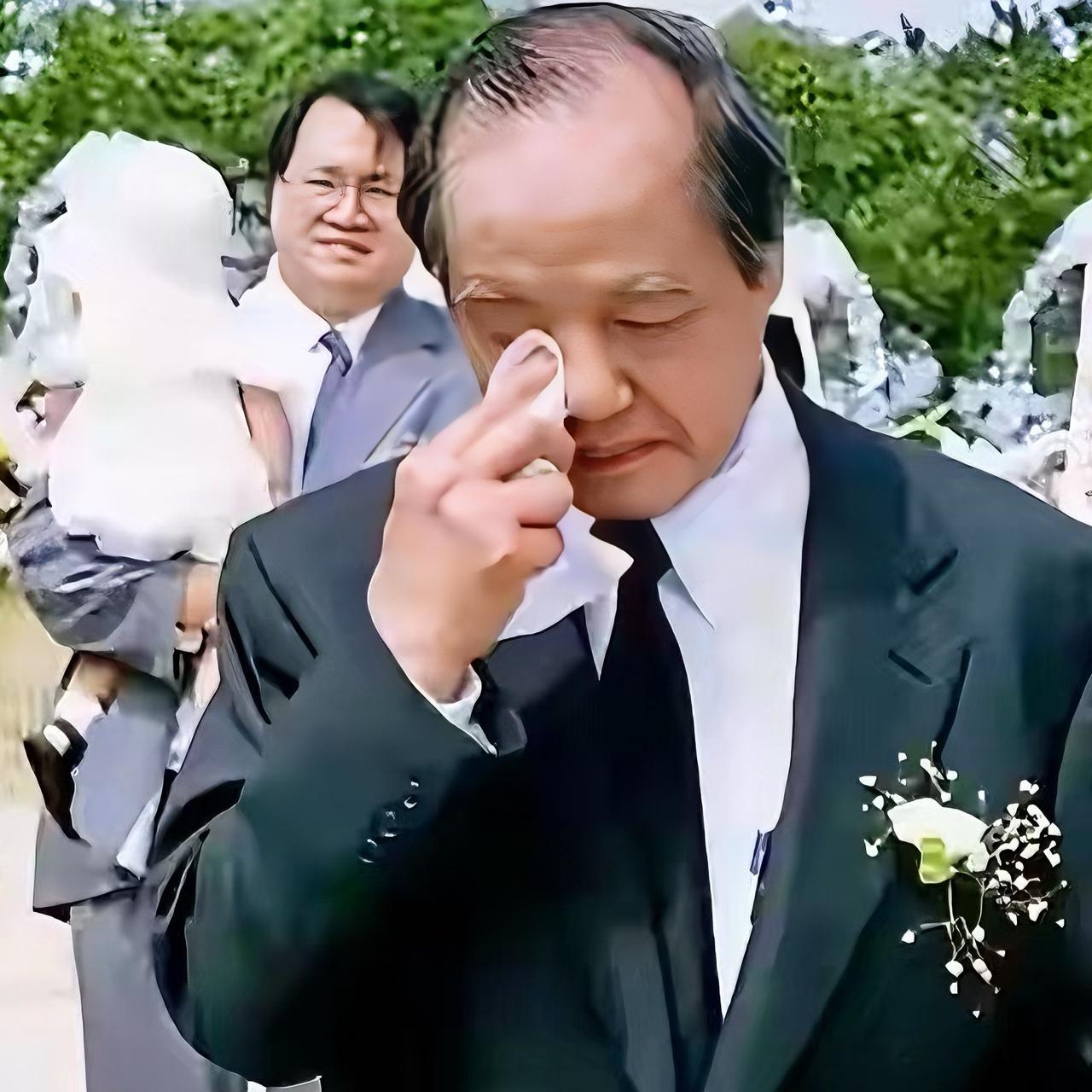 1997年，李政道在妻子秦惠䇹的下葬仪式上，与儿子李中清、小孙女留下一张罕见合影