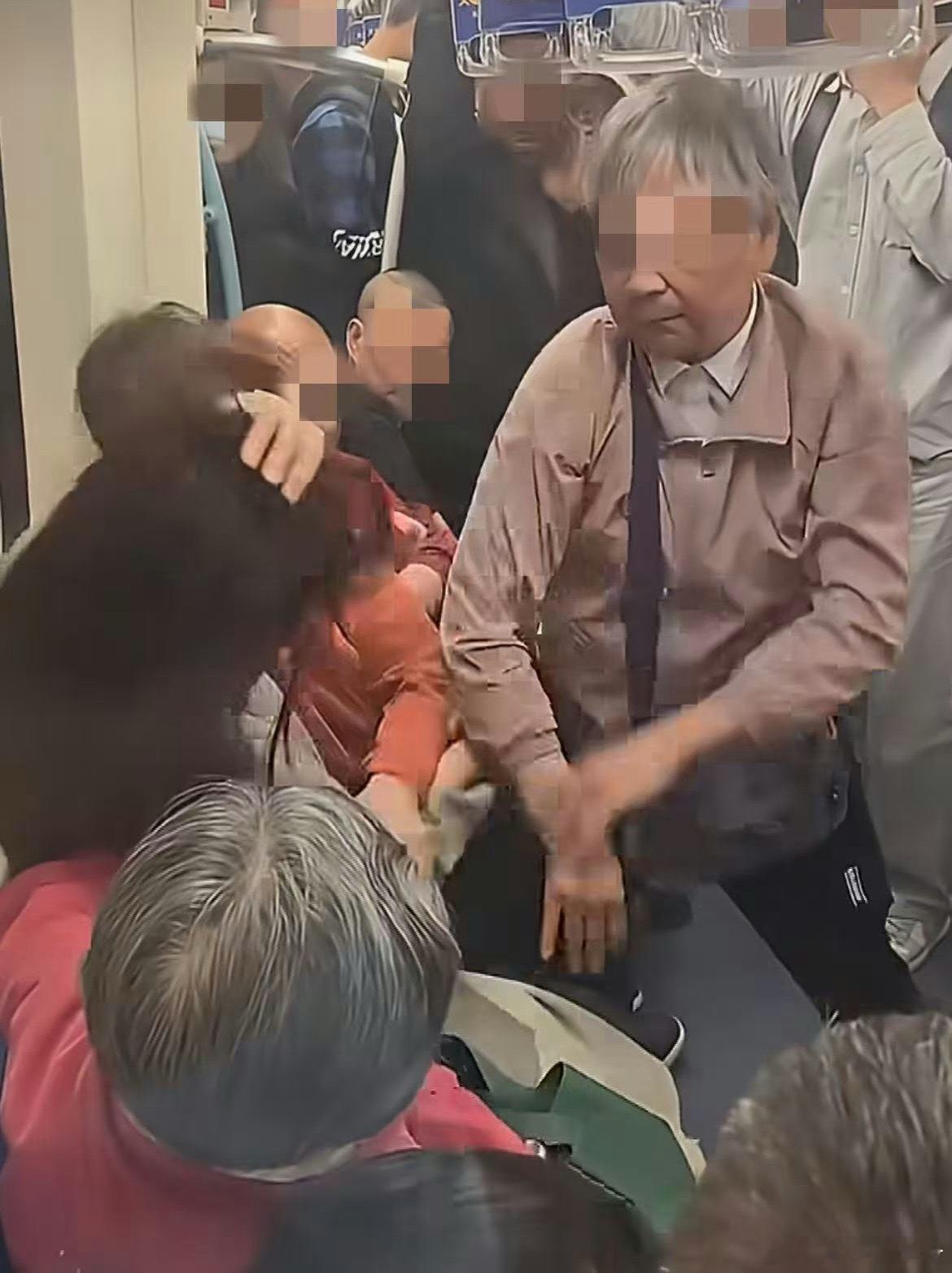地铁老人强拽女孩让座和家长扭打地铁内老人强行拉扯女孩索要座位，女孩家长见状上前制