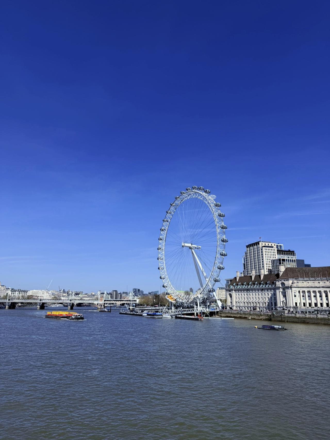 有没有好看的风景图片分享蓝天为幕，河水作伴，在伦敦的晨光里，与岁月温柔相拥。