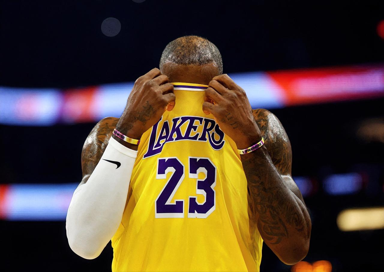 东契奇：小里，这大过节的，老詹这正负值-33是不是有点尴尬啊？？？
里夫斯：这比