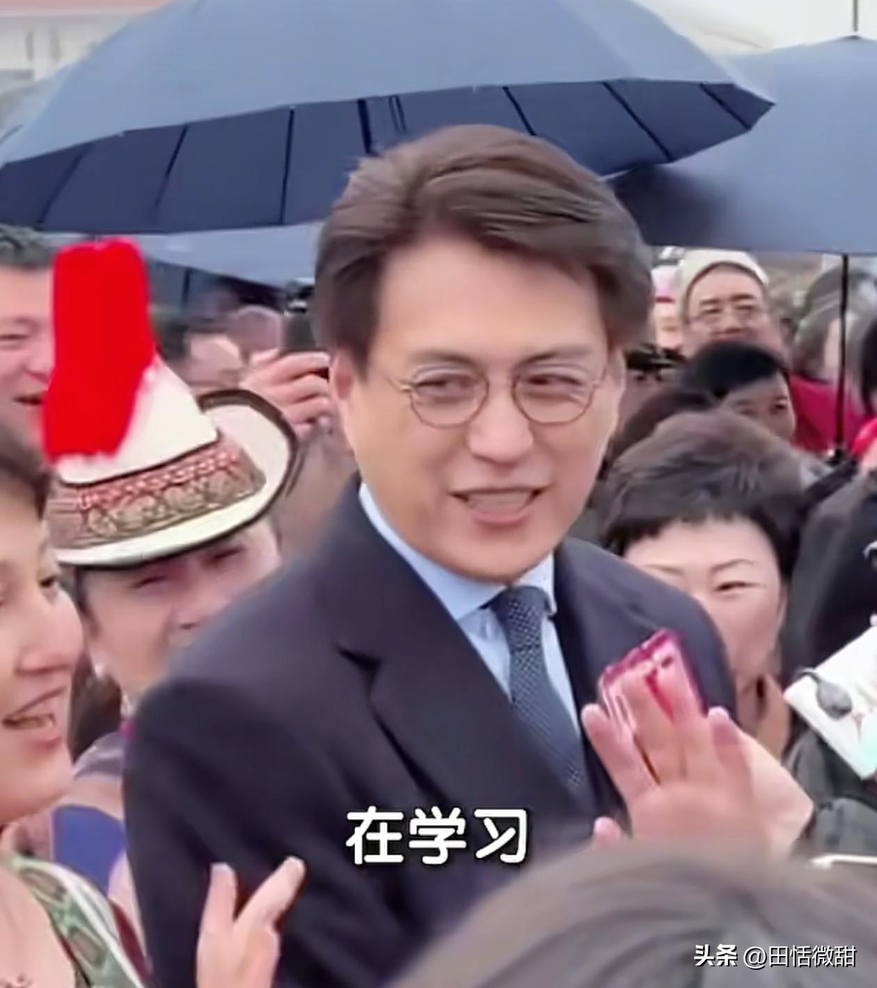 靳东讲的多好啊！这些记者和粉丝把他围的水泄不通，连路都走不了，靳东可真是太火了，