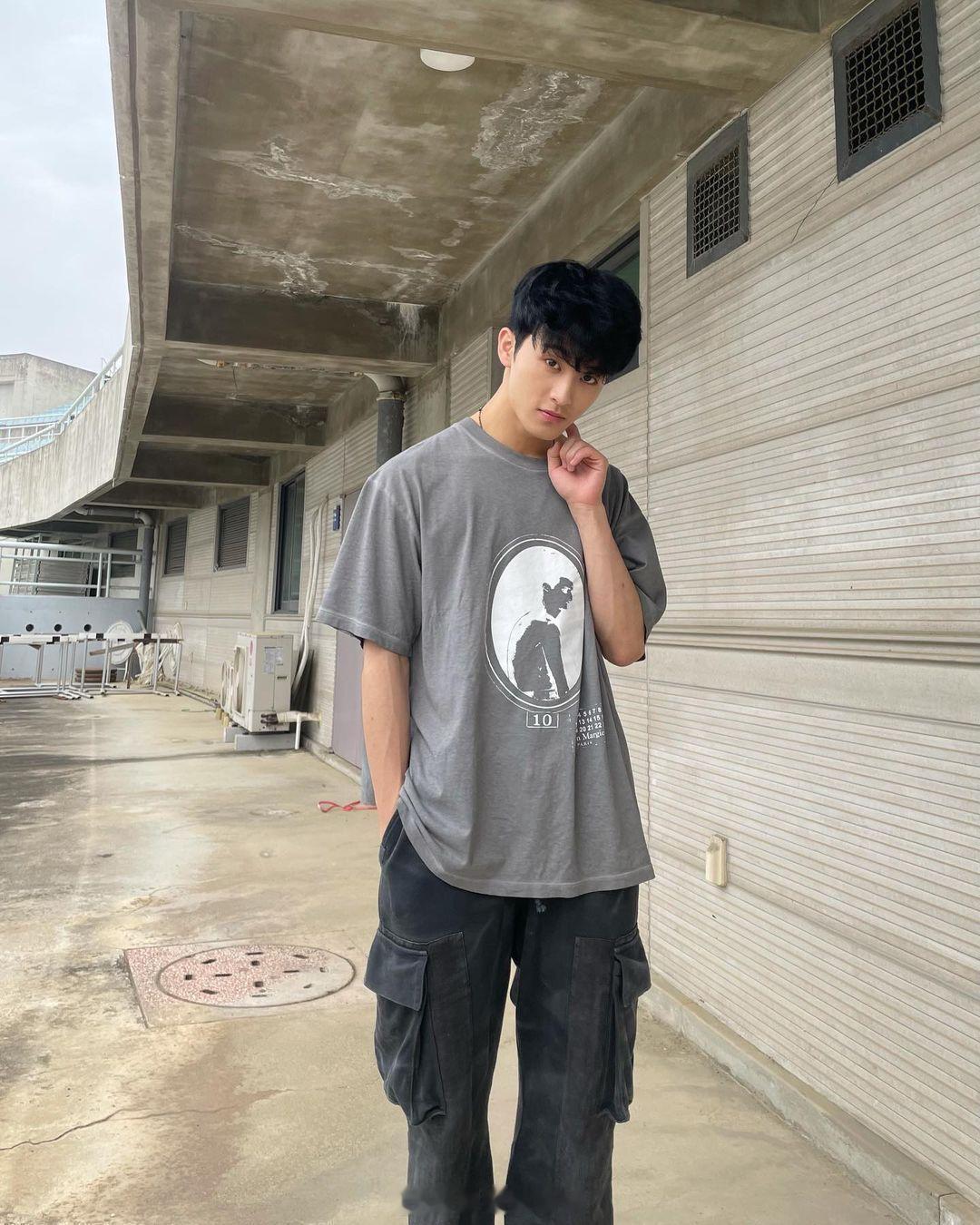 李马克退团后状态李马克退团后首次发日常plog 也太帅了吧mark，松弛感满满，
