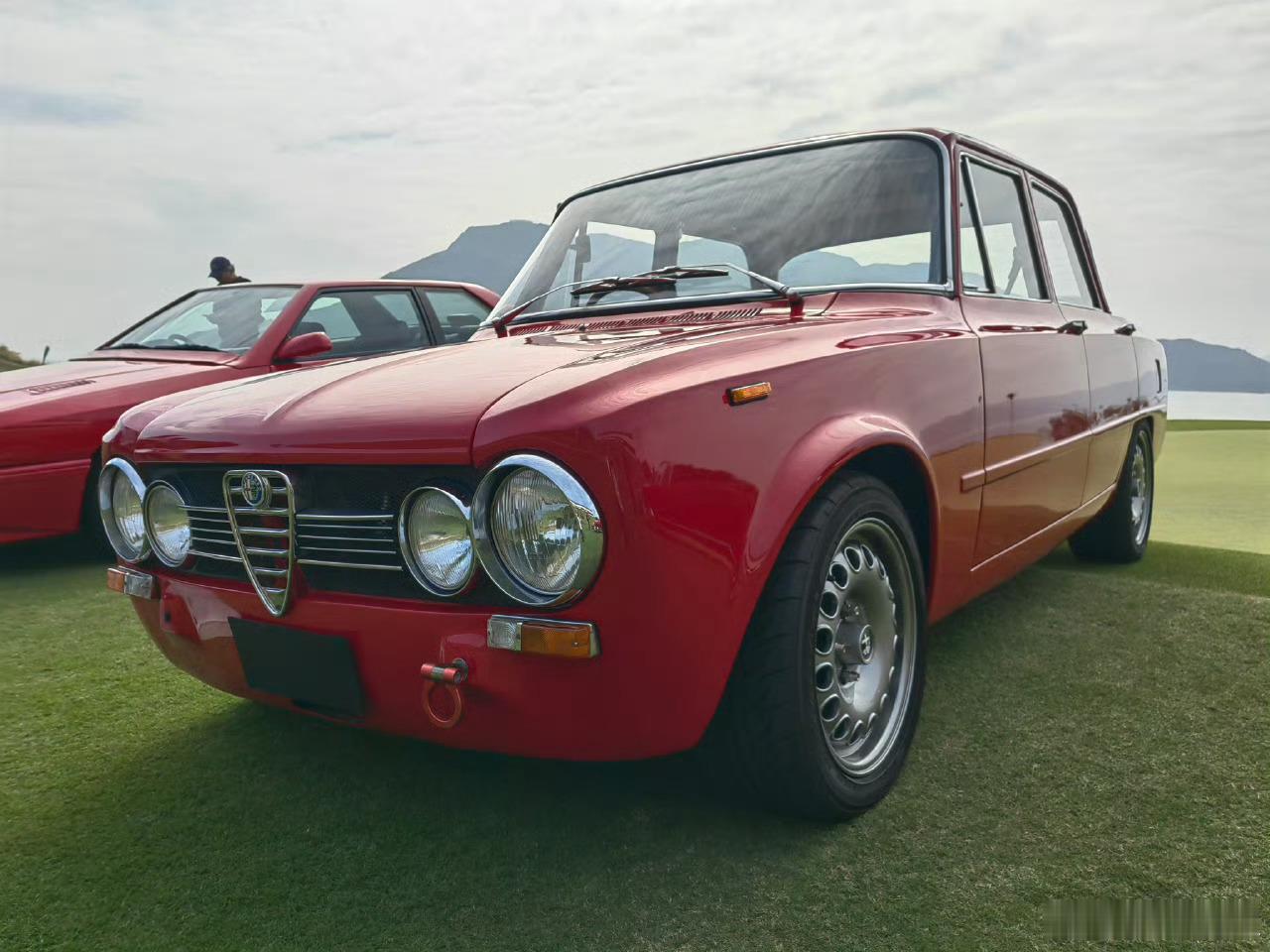 这部罗密欧 Giulia Super 用的是著名的 Alfa Romeo 双顶凸