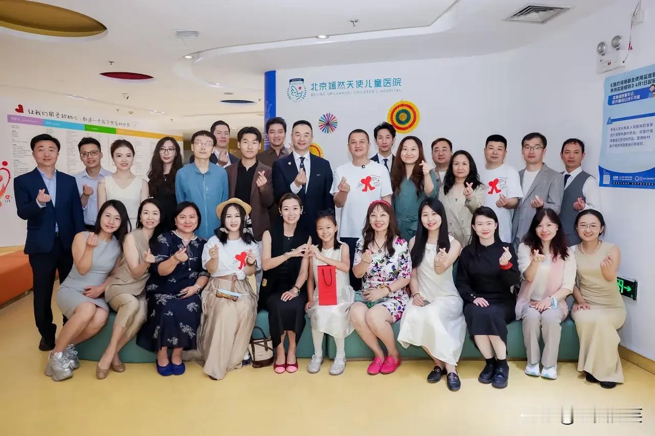 做公益还是李亚鹏靠谱，实在，低调，持之以恒。
没有高调宣传，没有专业摄影团队，没