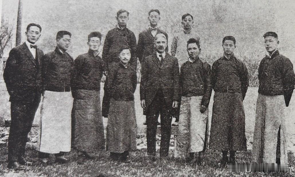 五四运动后，新思潮大量涌现，“实用主义”是其中之一。恰逢五四运动高潮时期，美国哲