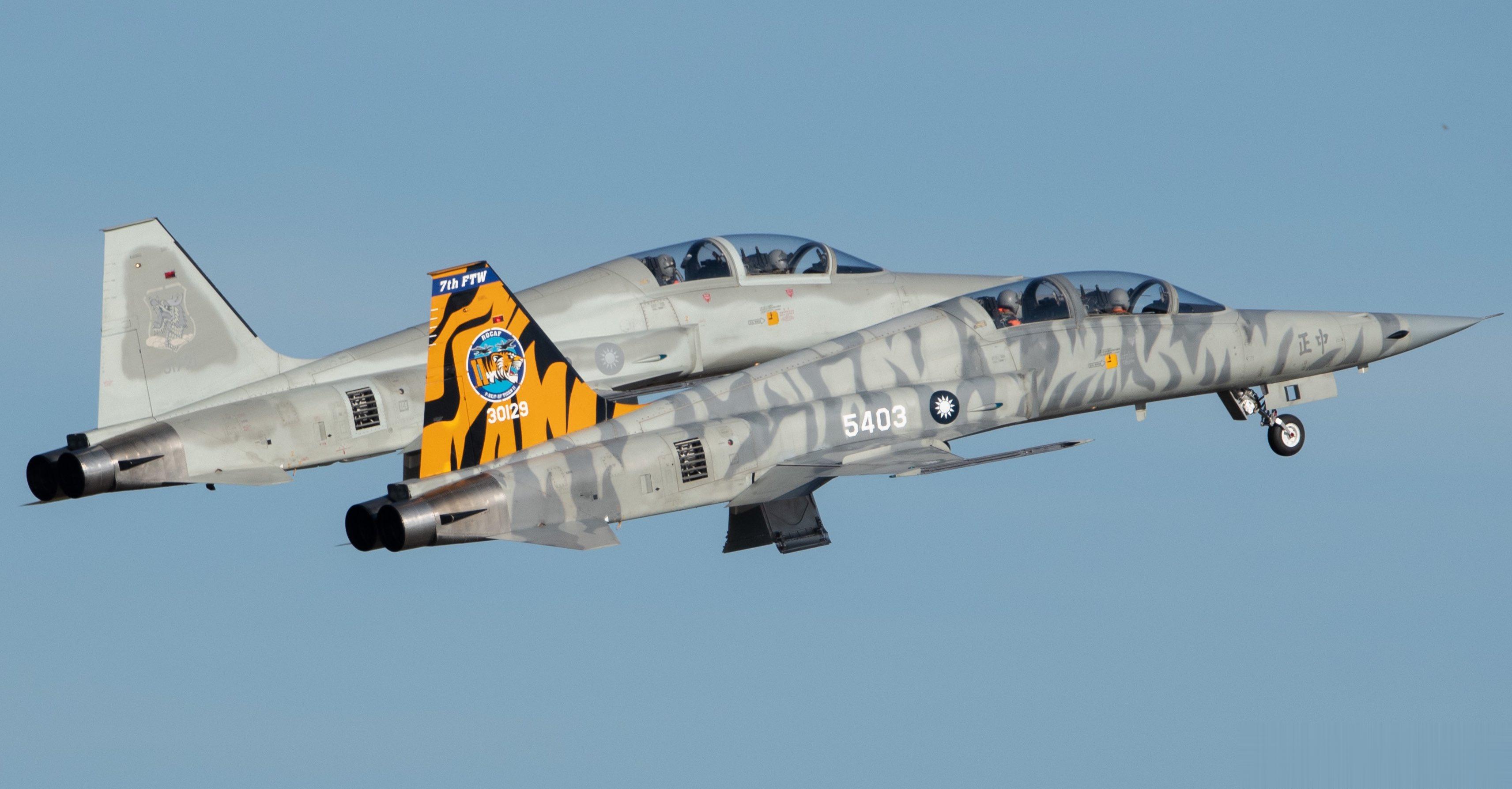 对岸虎纹F-5F#航空[超话]##武器装备[超话]# ​​​