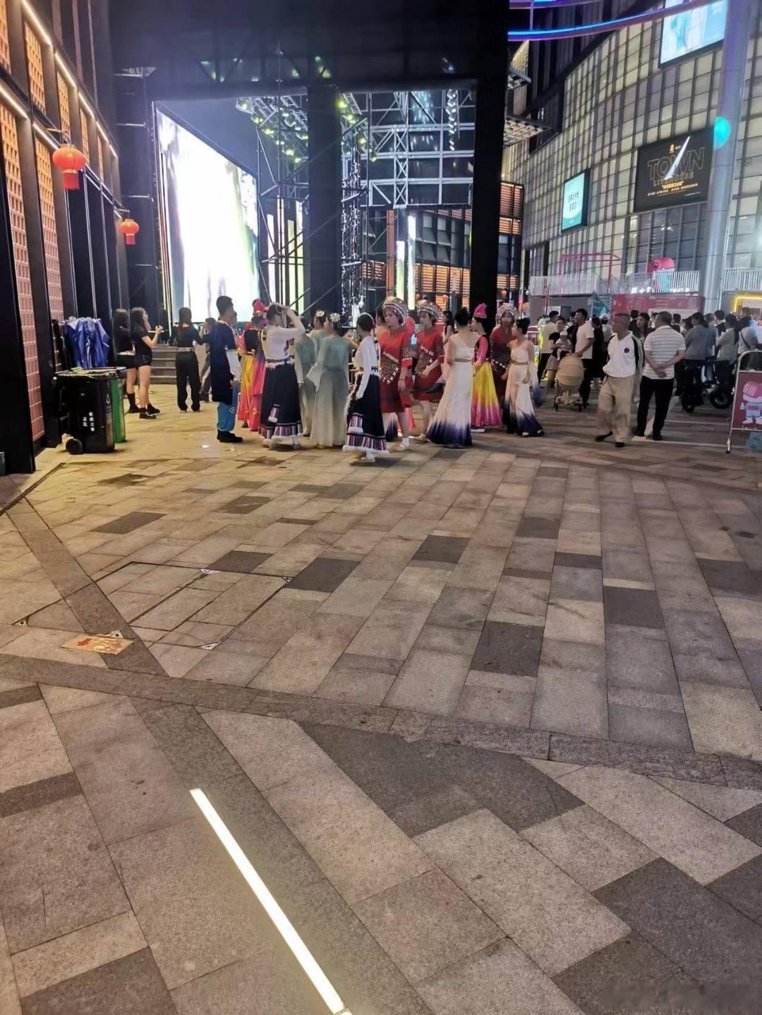 玄学你会去一家公司工作，是因为你和这家公司的某些人是有缘分的，可能是爱情缘分、友