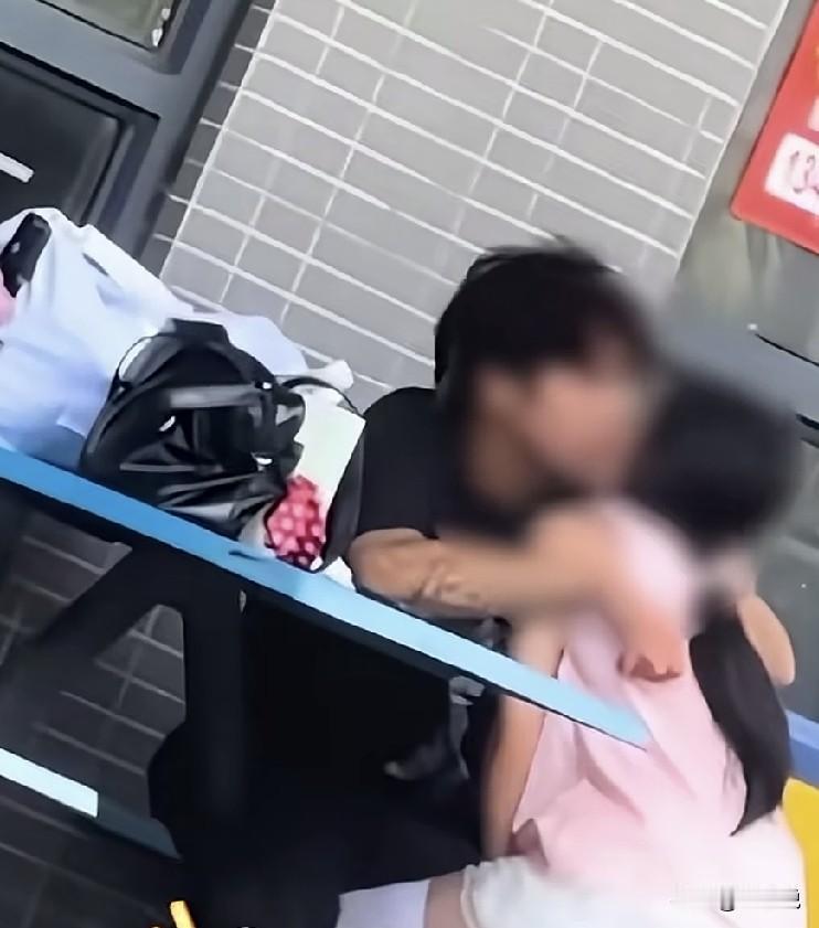 公共场合太亲密了无法直视，支持年轻人谈恋爱，但你们也注意点吧，毕竟走过路过还有好
