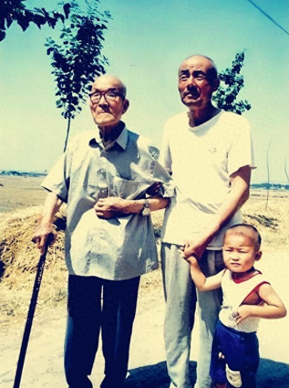下图是原国军三十军27师师长仵德厚与儿子、孙子在老家陕西泾阳县雒仵村的合影。仵德