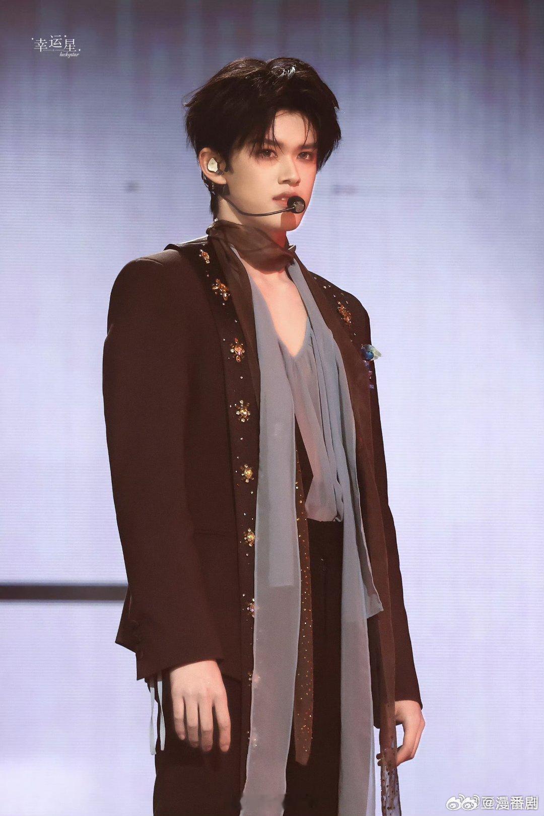 张极转音好灵活的声带张极指粉丝唱爱的线索 奔赴现场就是为了看张极这个solo，转