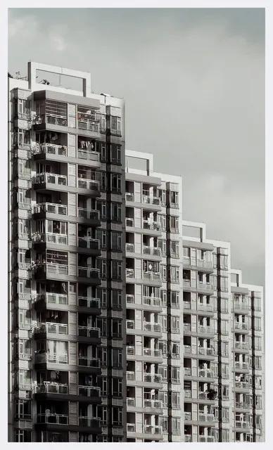 日子过得富流油，
买了汽车盖了楼。
土地包了三百亩，
机㭜耕作自丰收。