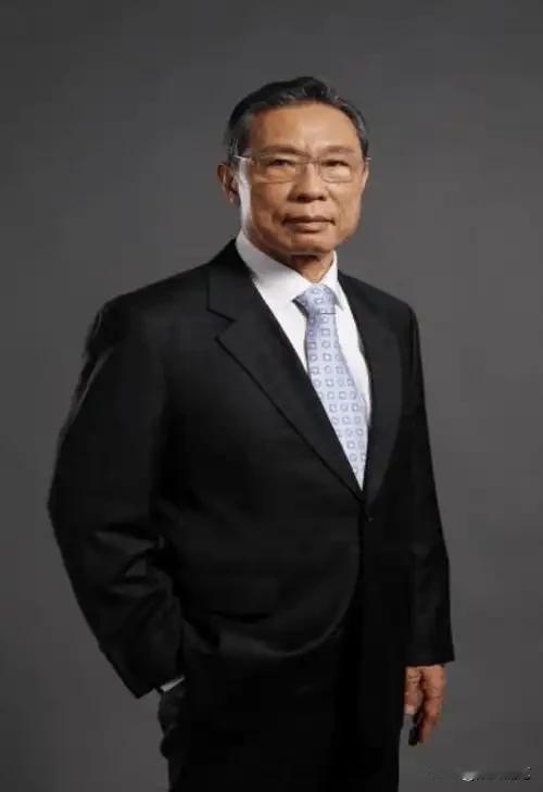 钟南山说：“不少人40岁前以命搏钱，40岁后以钱买命。我们在医院常常接触到这种病