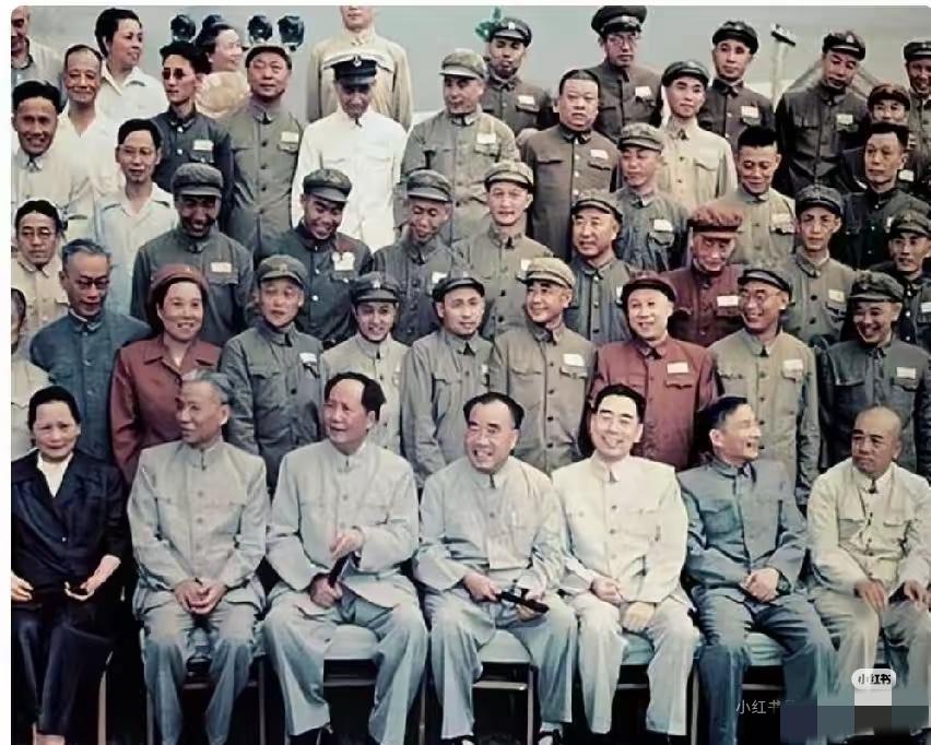 这是一张珍贵的老照片，能把前排全认出来的，绝对是历史大神。