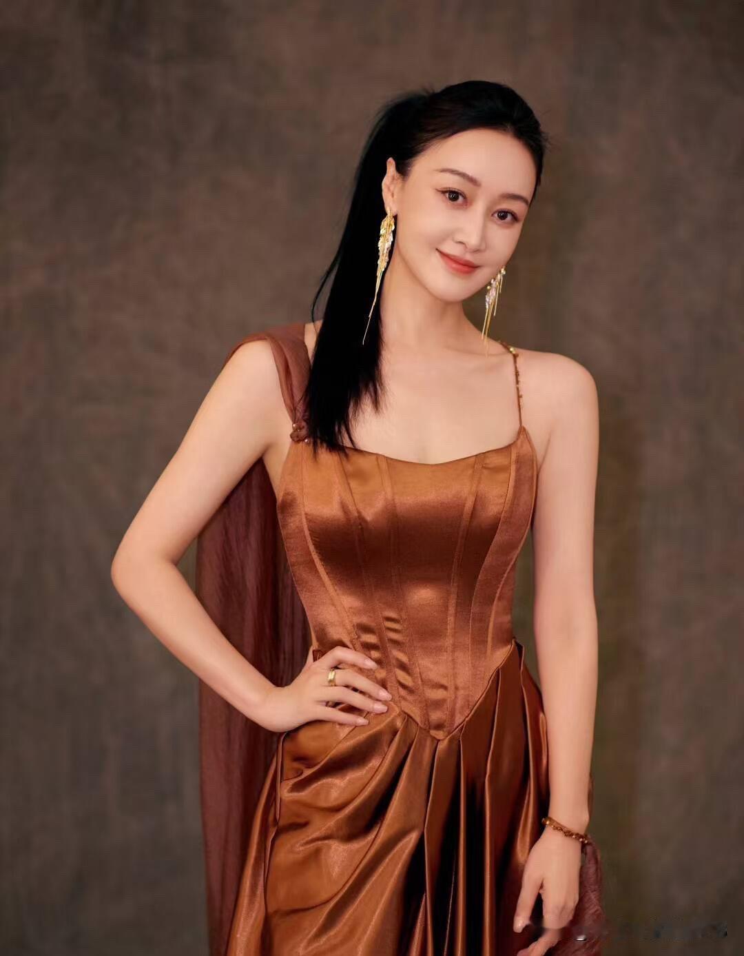 赵子琪在央视的时候，就已经美的惊为天人了，当年的她是央视天花板级别的，气质不输年
