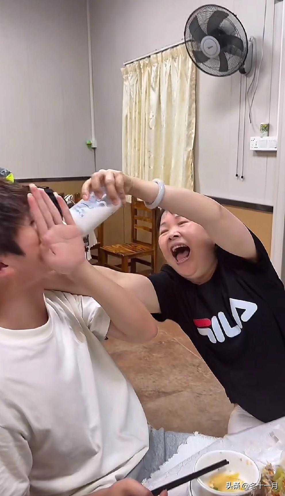 大喇叭冬姑可真是个热闹性子，她可太爱闹了，这不，给儿子叶瑞聪喂起了奶。这个大儿子