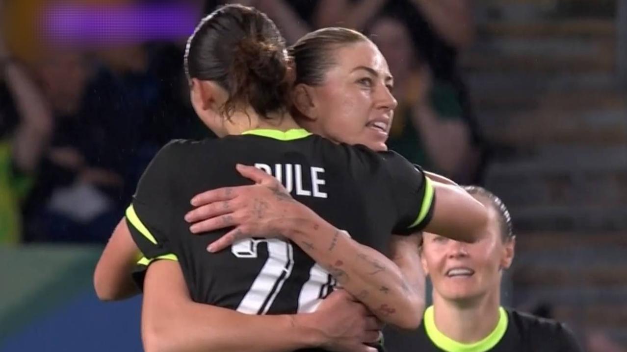 女足亚洲杯八强决出两席。
澳大利亚4-0横扫，韩国3-0完胜，两队携手提前晋级！