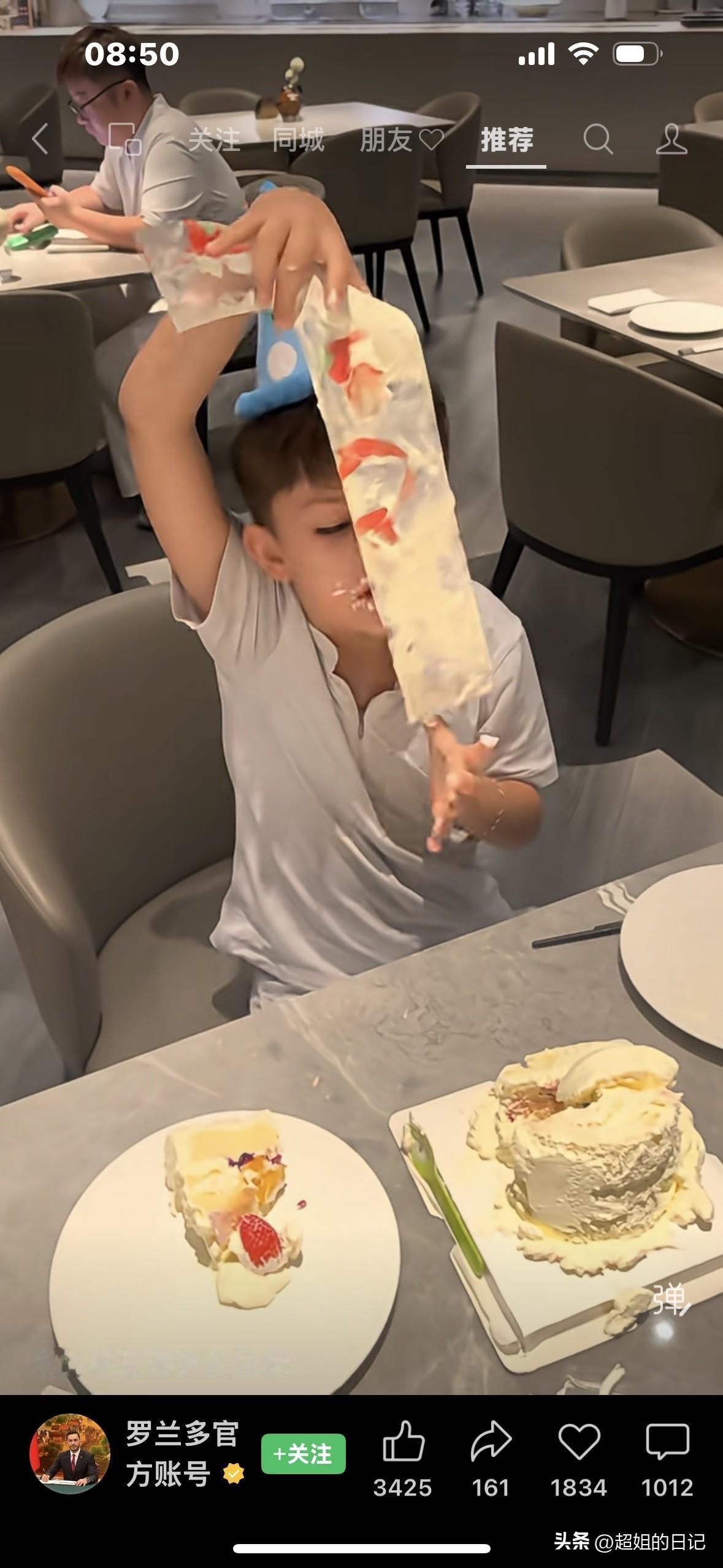 这孩子要在中国家庭，估计早挨揍了。
小宝过生日，把生日蛋糕的外皮奶油蹭的满脸，满