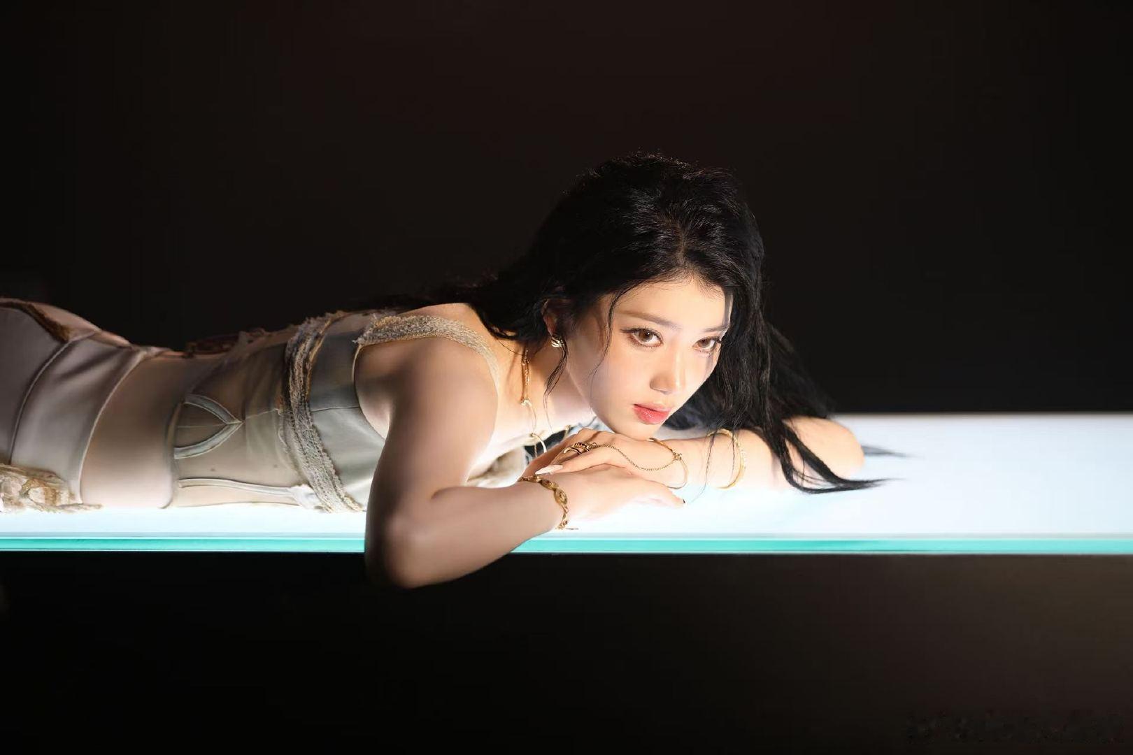 沈小婷个人初舞台 沈小婷solo首秀感言属于沈小婷的LEGEND已经登场，MCD