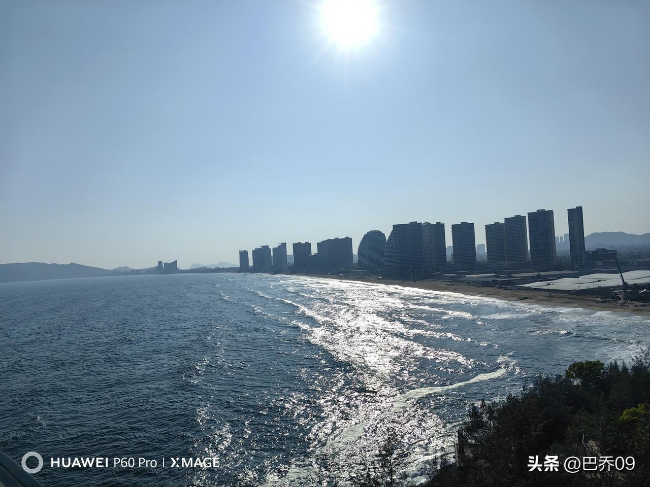 很多人都在纠结这个问题：给父母多打钱，还是多抽时间回家？其实答案从来不是二选一，
