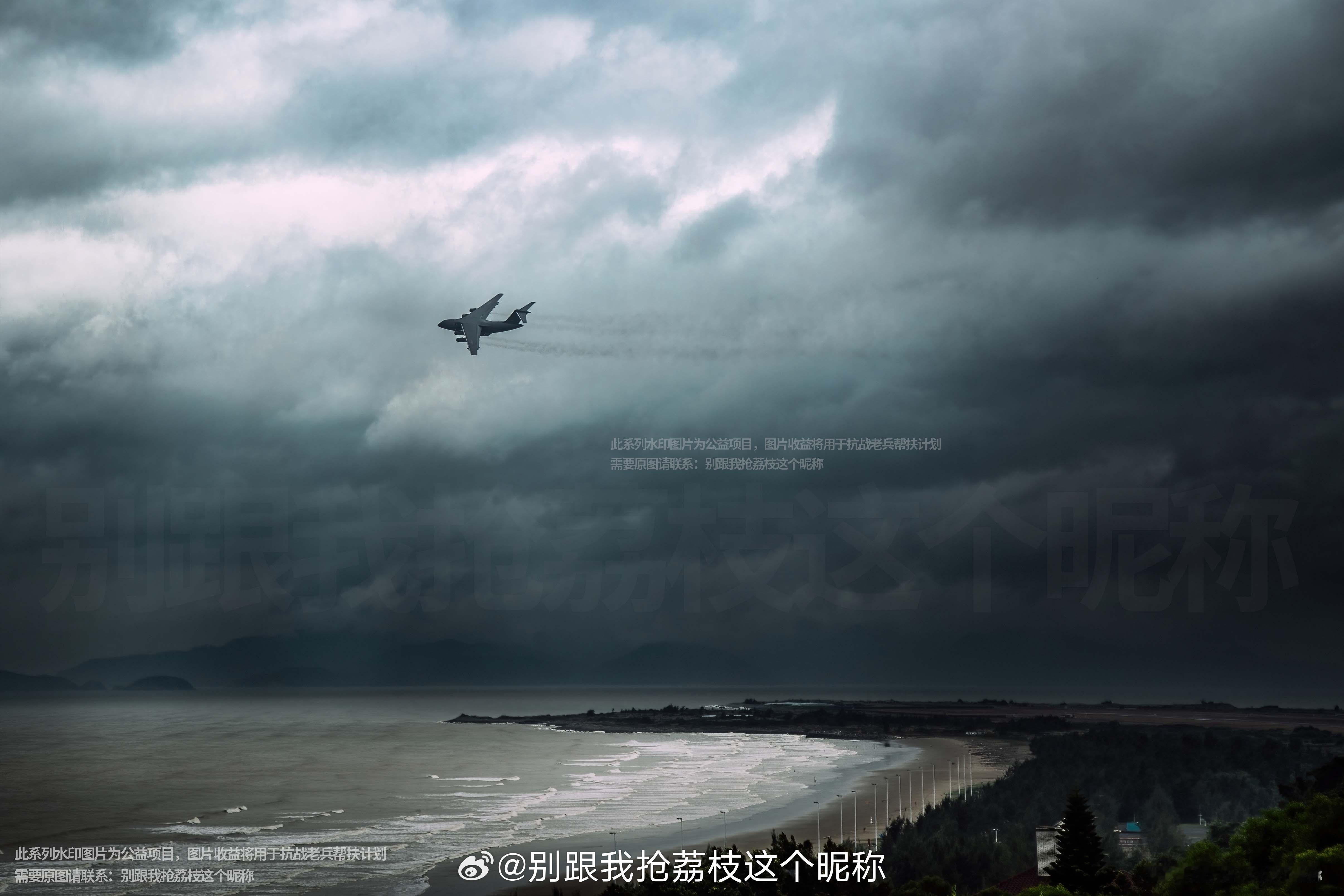 尽管很难拍，但雨中的运20更具有战略空军的气质。转关抽一人中图13的全部五十张c