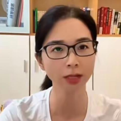 崔丽丽给王蒙发去视频“问候”：“在牢房里还睡得着吗？那夜你逼我陪人喝酒，真当我不