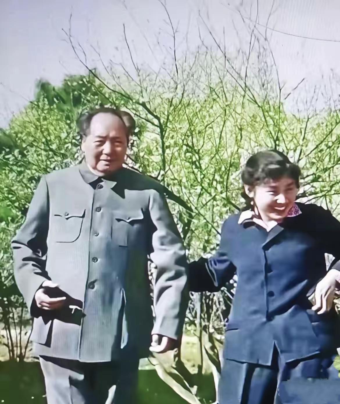 这张罕见合影看哭无数人！毛主席笑得像孩子，藏着最真的战友情
 
一张解放后的合影