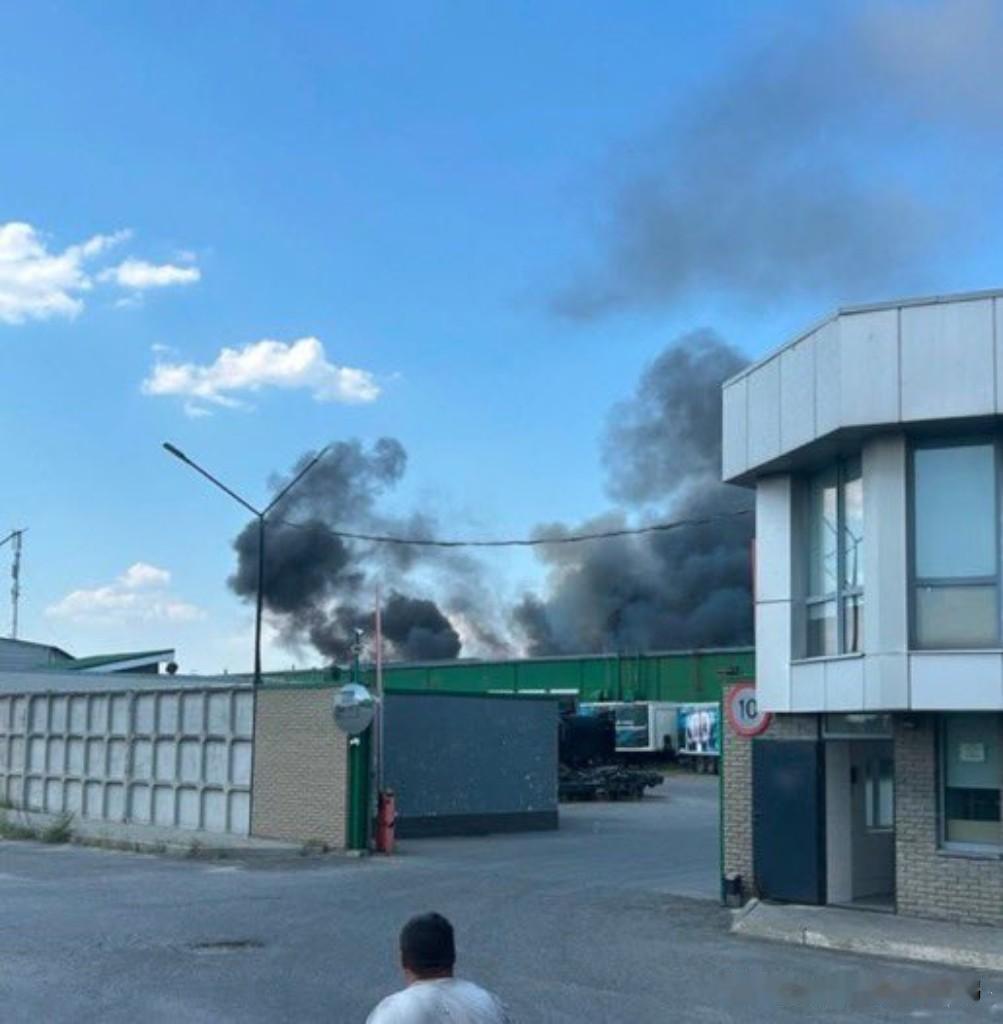 位于乌克兰第聂伯罗彼得罗夫斯克市的一处世卫组织仓库遭俄军打击摧毁。

相关照片展