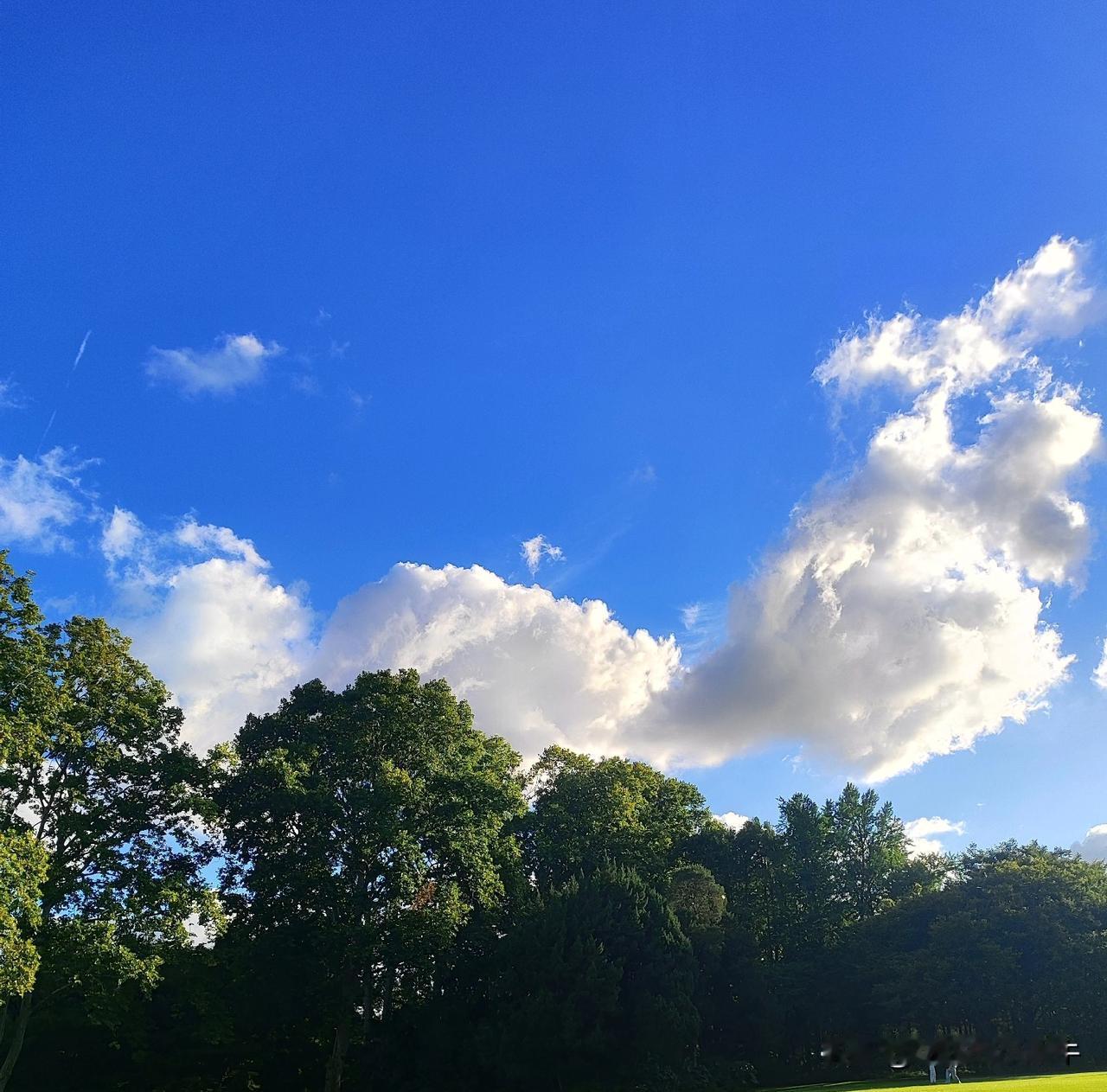 绝美的天空，看着都舒心，舒坦，真的很喜欢这样的天空，就是太热了！