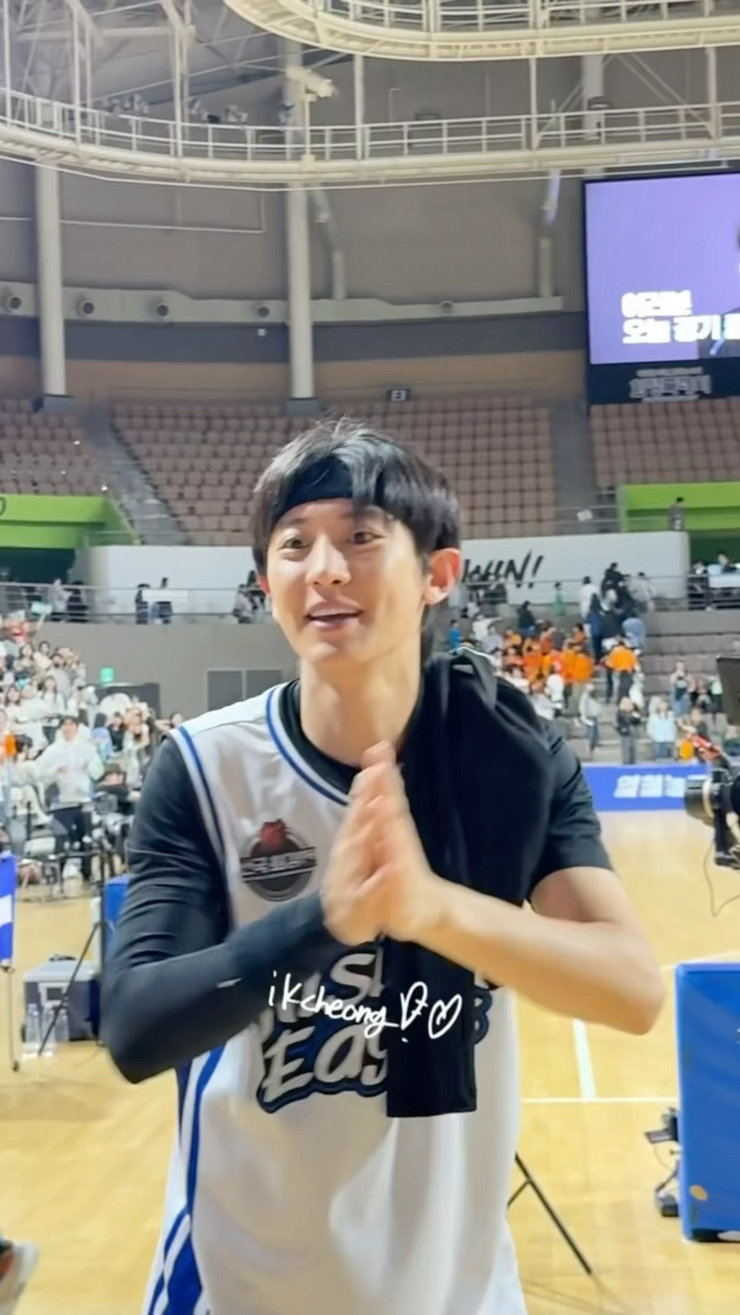 朴灿烈今日《热血篮球队》录制谁家185帅气男大篮球员，戴上发带好帅吧朴灿烈篮球赛