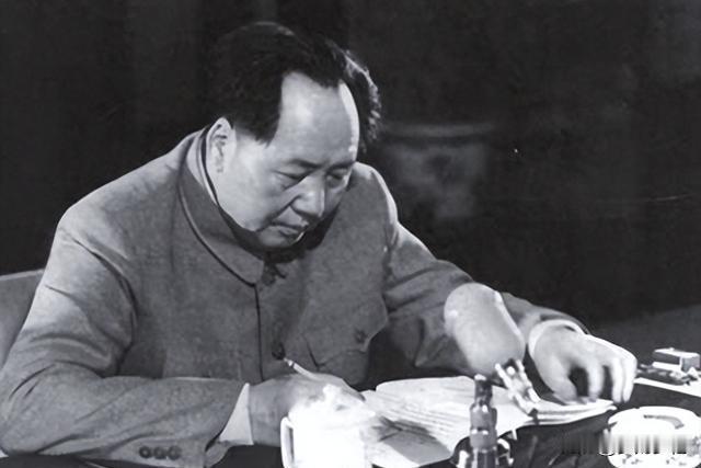 中南海看戏一句话点透人心！主席当场叫停演出：别再请她，这人太贪
 
毛主席去中南