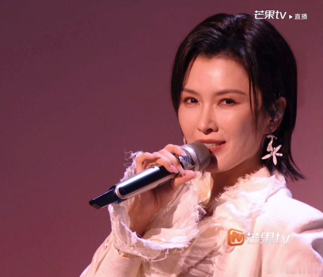 徐洁儿回应对高音的认可徐洁儿回应高音热搜 舞台高音收获诸多好评，徐洁儿坦然回应大