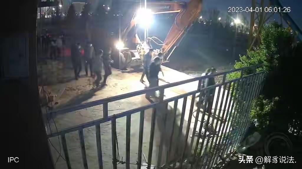 “冤不冤？”陕西，男子带着几十号人、挖掘机等来到一户村民家非法强拆，还用器械将村