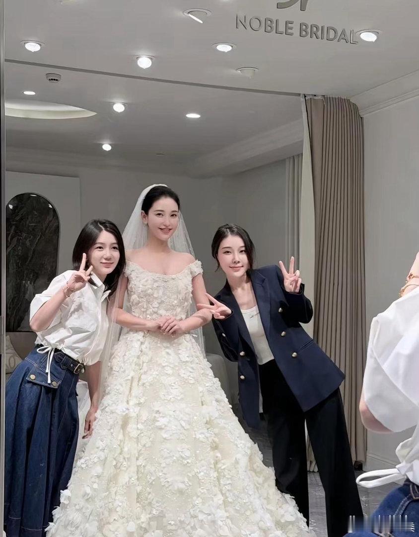 金莎穿上婚⁠⁠纱那一刻，真‎的美到让﻿⁠人眼前一亮！‎ 