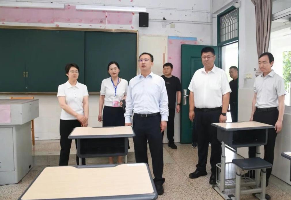 江苏溧阳市领导督查高考准备工作
​         6月6日，市委书记李超鲲、市