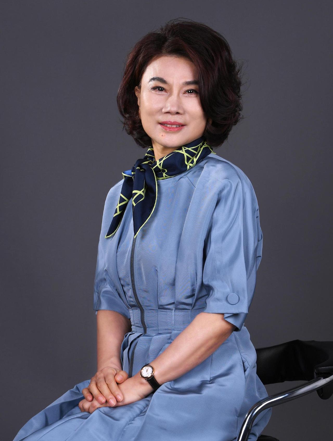 董明珠的话越来越有含金量了，这个哈佛女孩恐怕肠子都悔青了，本以为毕业了，晒一晒能