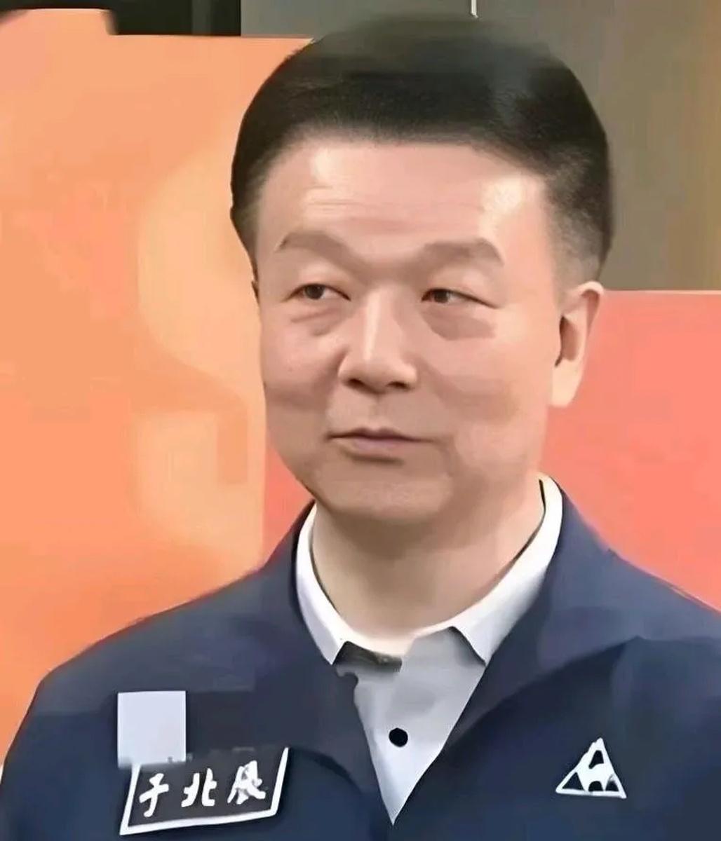 台湾省七大无知人士排行榜：
7、冰箱姐：廖美然
6、烧烤哥：黄暐翰
5、靠背哥：