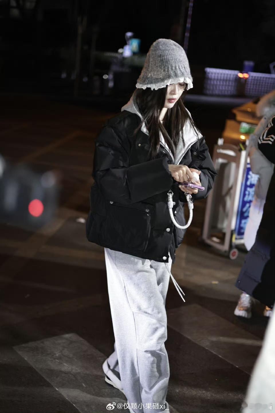 吴宣仪录制央视元宵晚会  吴宣仪去央视元宵晚会录制现场啦，她被粉丝热情围绕，笑容