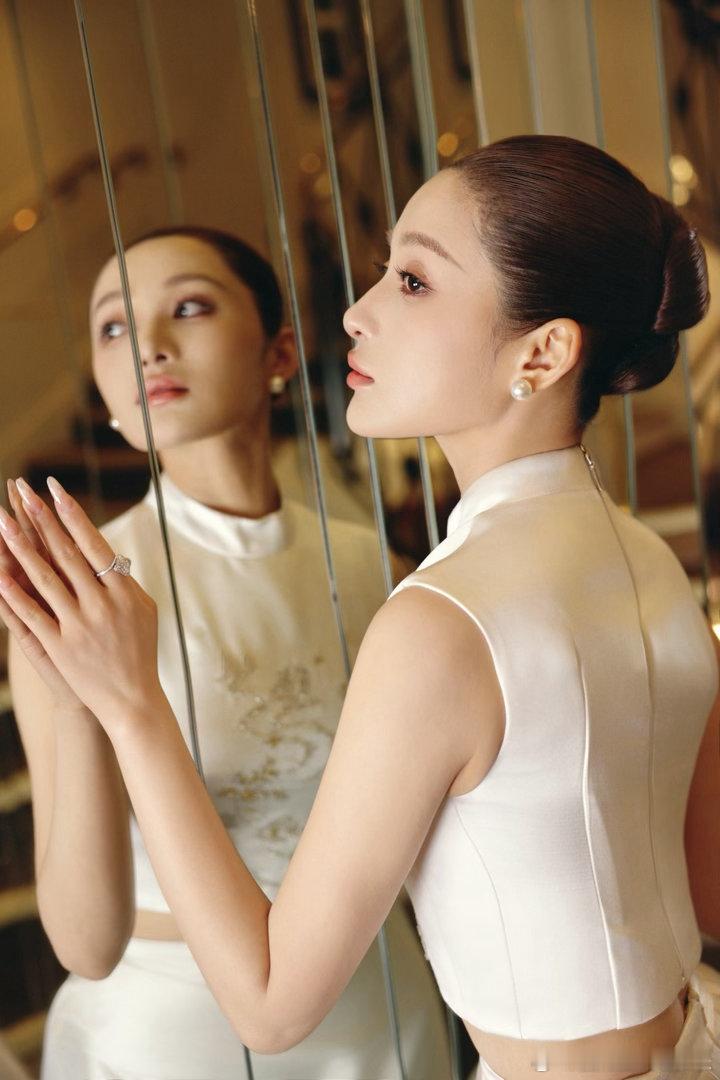 孙嘉璐戛纳发袁姗姗张艺兴合照🎬戛纳时尚名场面打卡，三人同框大方温柔，穿搭精致氛