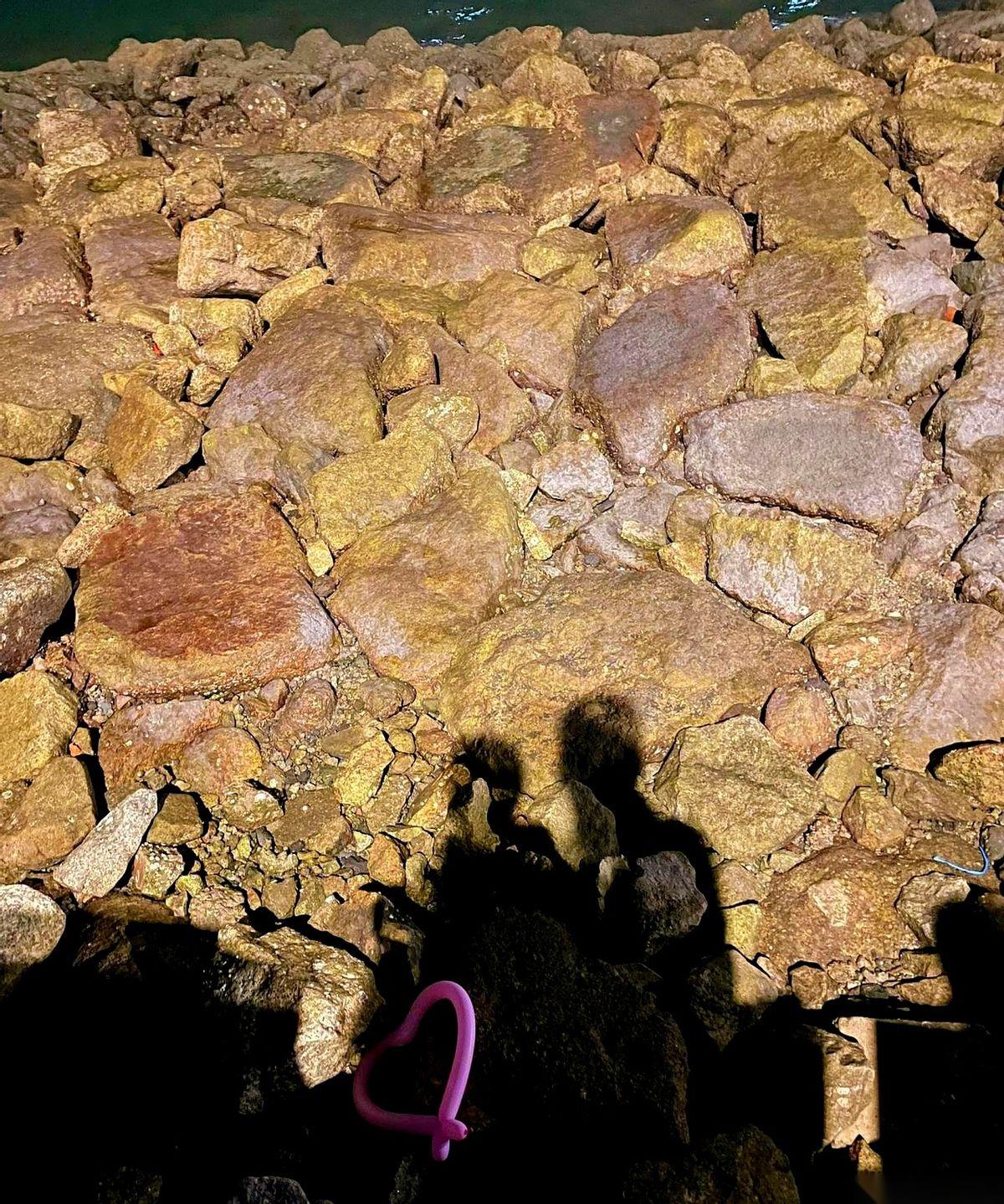 一个干了半辈子刑侦的老哥，饭桌上就跟我说了一句话，他说普通人要想平平安安过日子，