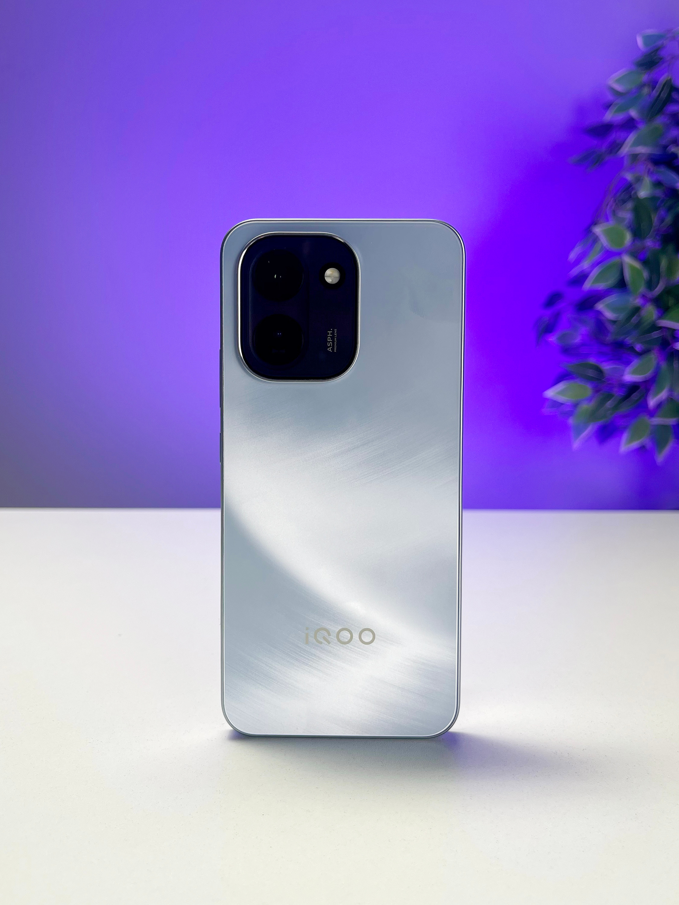 iQOO Z11颜值真的越看越对味，后盖这带点流动感的金属质感真的好看，光影打在