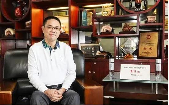“我要给全村每户人家都建一套别墅！”2014年，广东一位农村小伙放出豪言。几年后