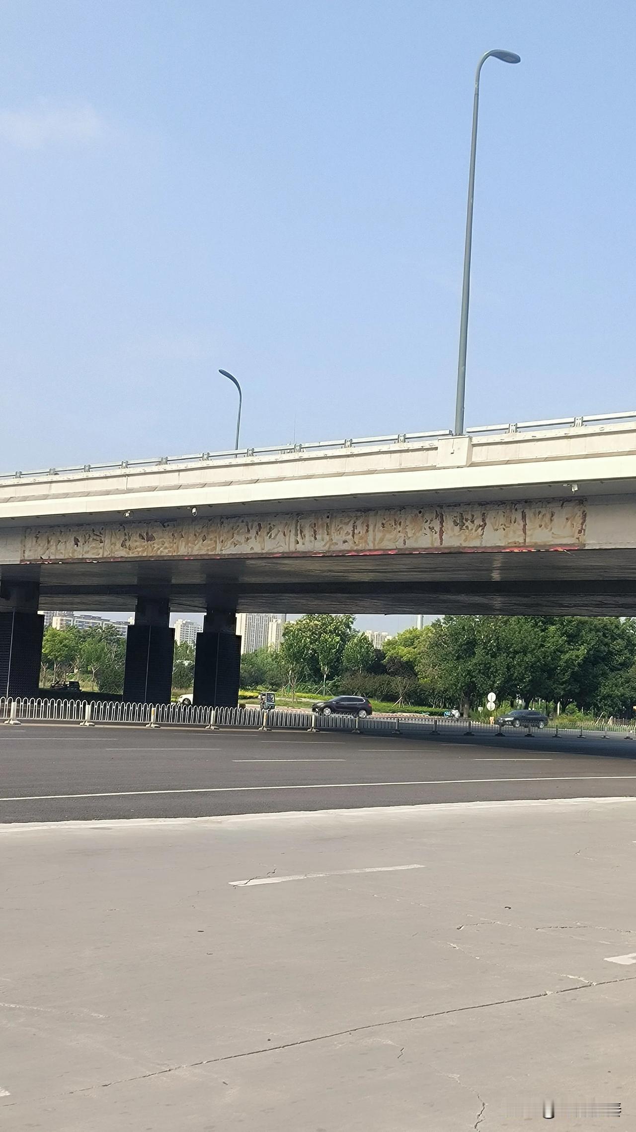 保定东二环快速路桥下七一路口的一段标语不见了

东望这个路口 ，发现路口上方桥体
