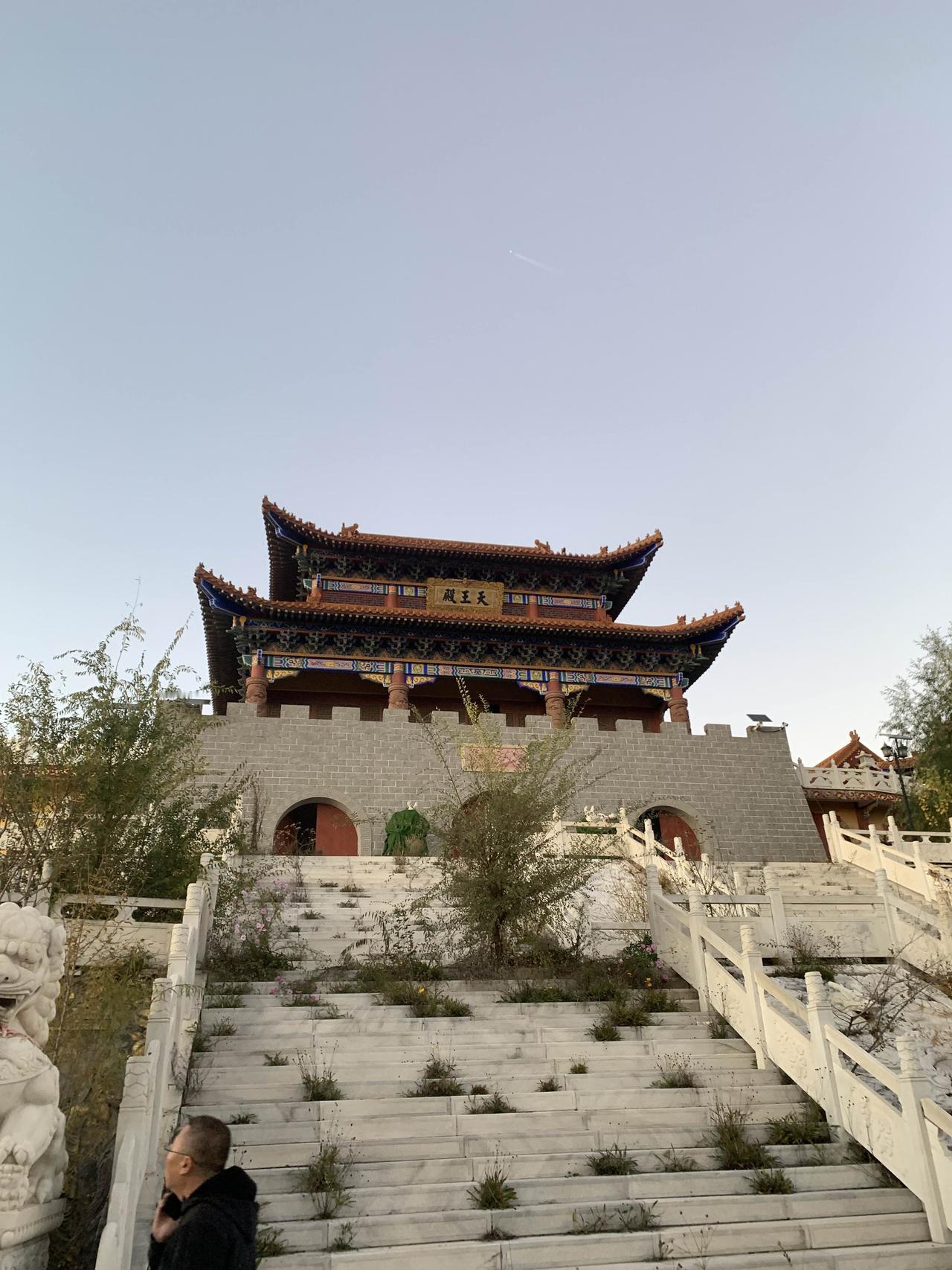 秋日生活打卡季爬东山发现的一座荒凉寺庙