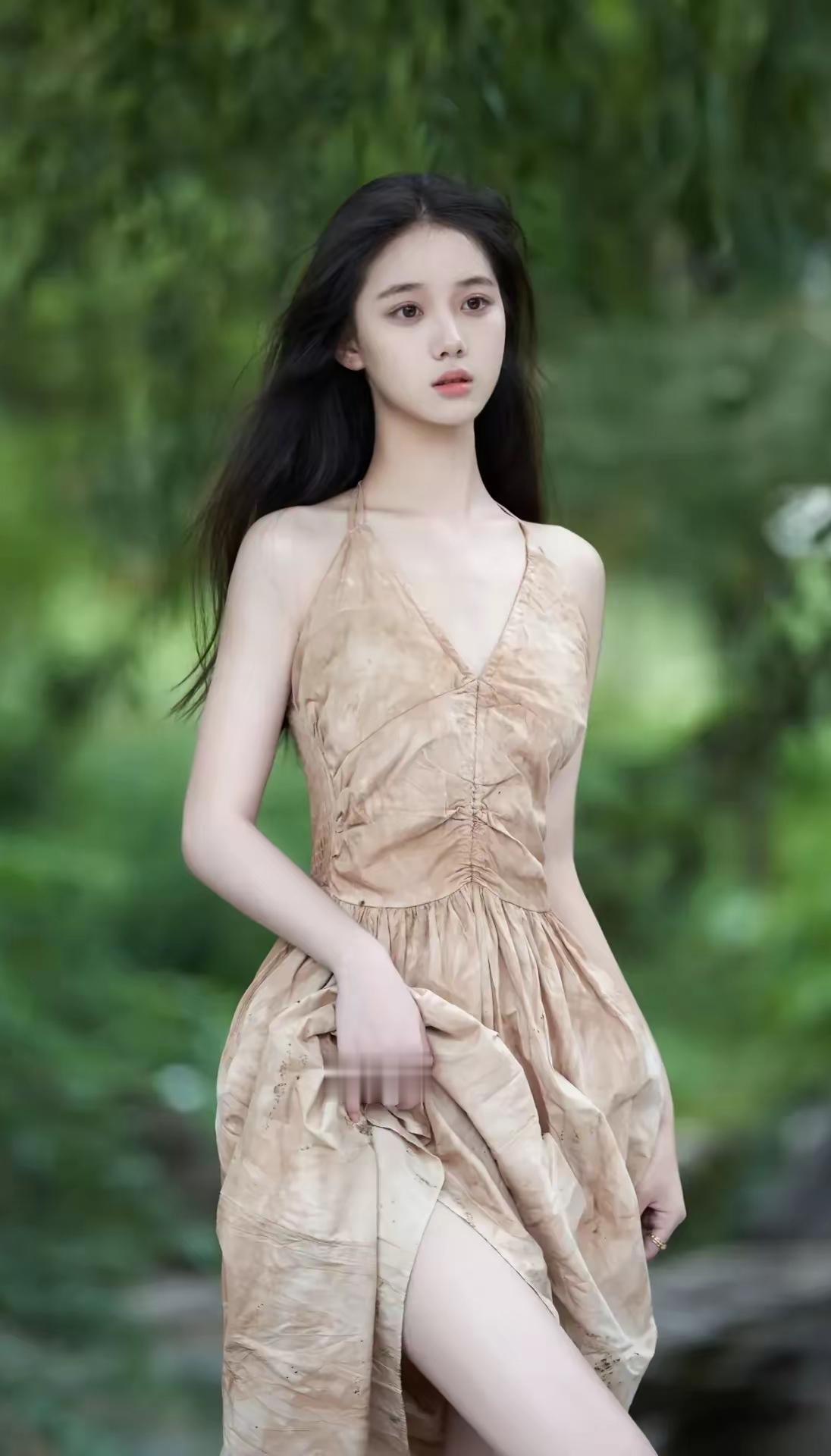 李瑜，2003年出生于湖南长沙，新生代卫视主持人，身高174，体重仅47kg，标