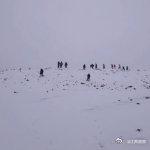 【库拉岗日一女生失联后用牛粪保温在牛棚被找到，当地回应女生徒步失联在牛棚被找到：