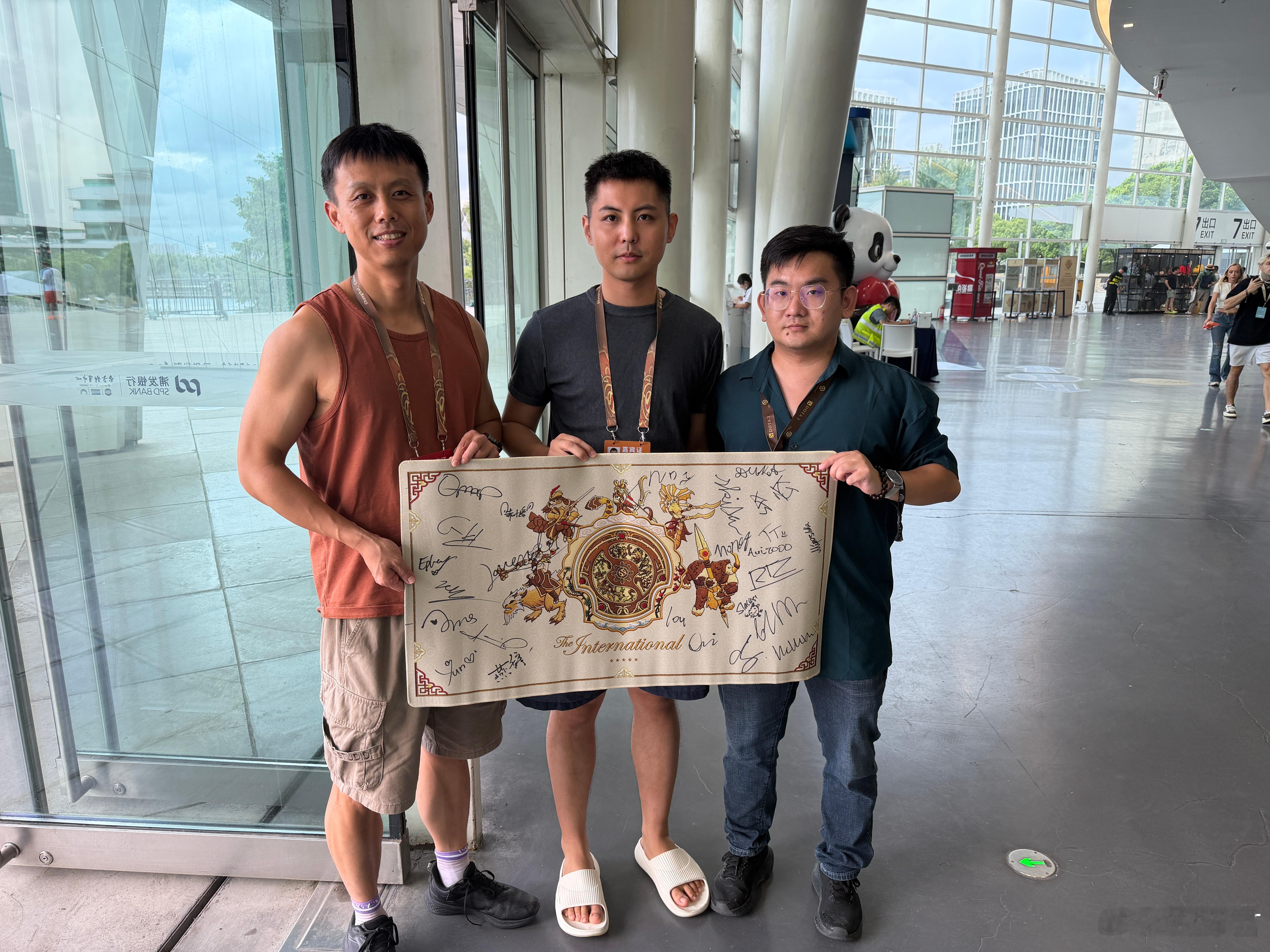 今天TI现场，大概3点41的时候，一个福建来的刀友说和我合个影，然后把一张签了4
